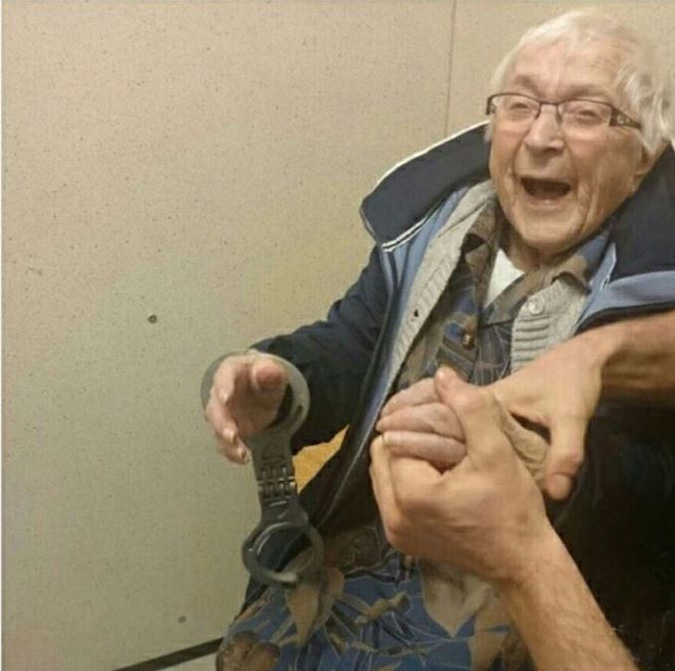Нидерландская полиция арестовала 99-летнюю бабушку. Не поверите по какой причине!