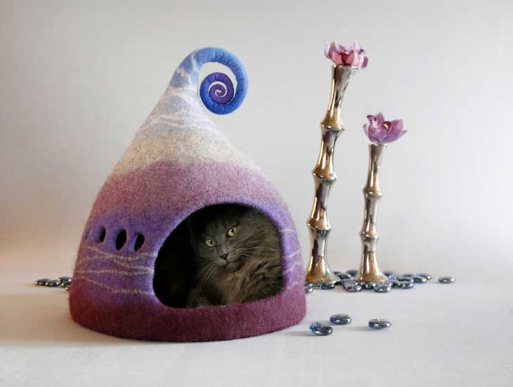 Девушка создаёт замечательные войлочные домики для кошек. Увидев их, вы захотите себе такие же