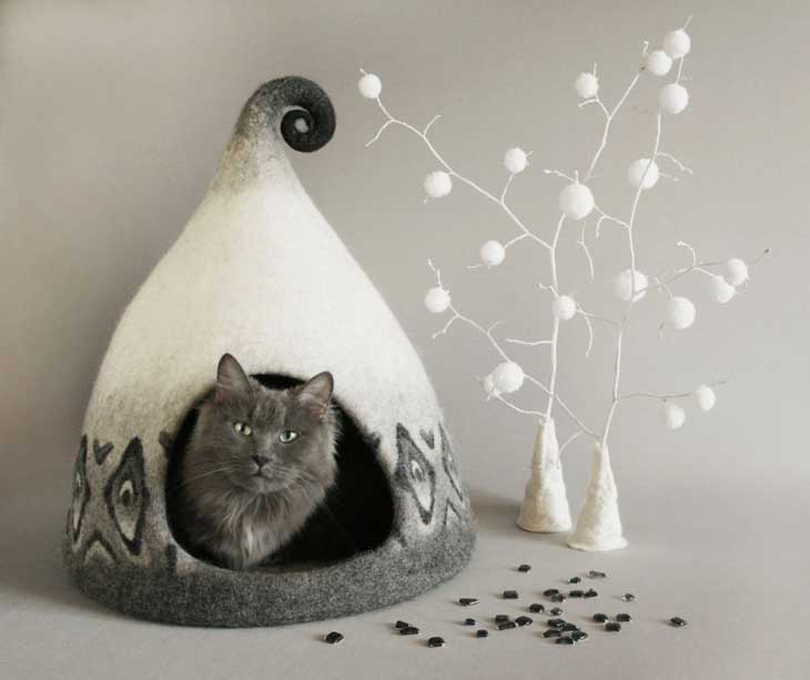 Девушка создаёт замечательные войлочные домики для кошек. Увидев их, вы захотите себе такие же