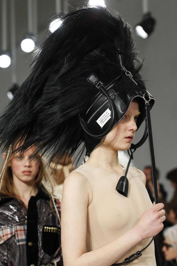 Носить сумки на голове теперь писк моды? Чем ещё нас удивит Париж?