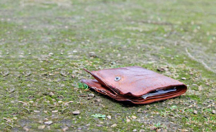 Парень нашёл поношенный бумажник на обочине… Он даже не догадывался к чему это приведёт!