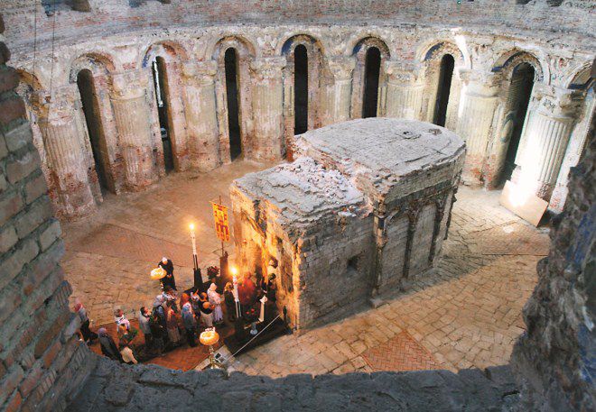 Учёные исследовали Гроб Господень и узнали всю правду о Благодатном огне в Иерусалиме