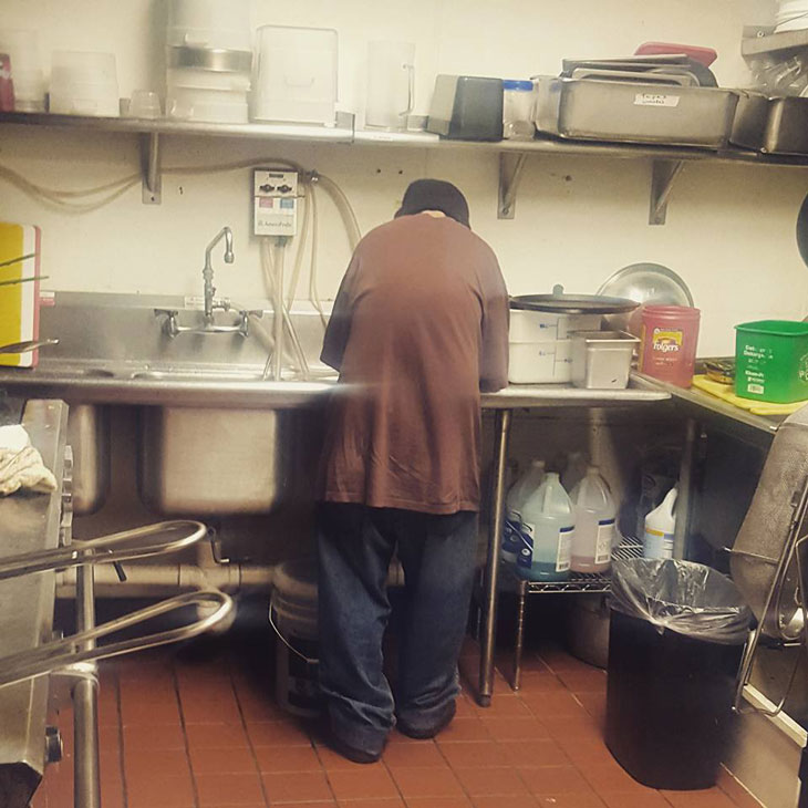 Владелица кафе разрешила бездомному работать за еду… 2 недели спустя он совершил невероятное!