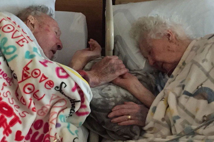 Даже смерть не разлучила их… Они уснули, держась за руки, спустя 77 лет брака… Вот это вечная любовь!