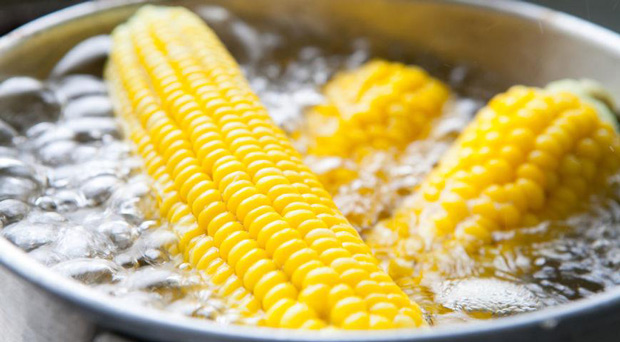 Вот как нужно варить кукурузу на дому! В 10 раз вкуснее обычной!