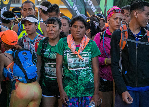Мексиканка выиграла марафон на 50 км в одних сандалиях и юбке