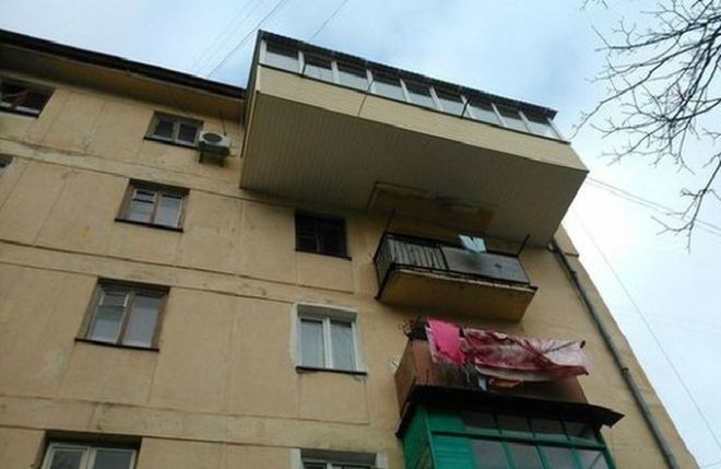12 балконов, после просмотра которых вы ещё долго не сможете прийти в себя… До чего же обнаглевшие соседи!