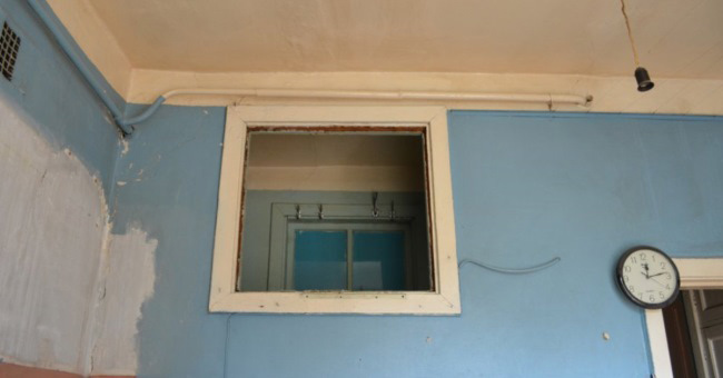 Вот зачем в старых домах делали окно между санузлом и кухней!