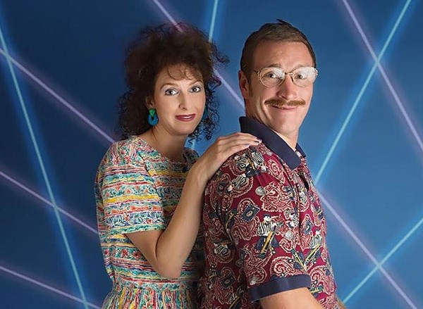 10-летие брака семейная пара отметила необычной фотосессией в стиле 80-ых, прославившей их в сети