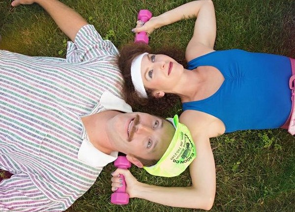 10-летие брака семейная пара отметила необычной фотосессией в стиле 80-ых, прославившей их в сети