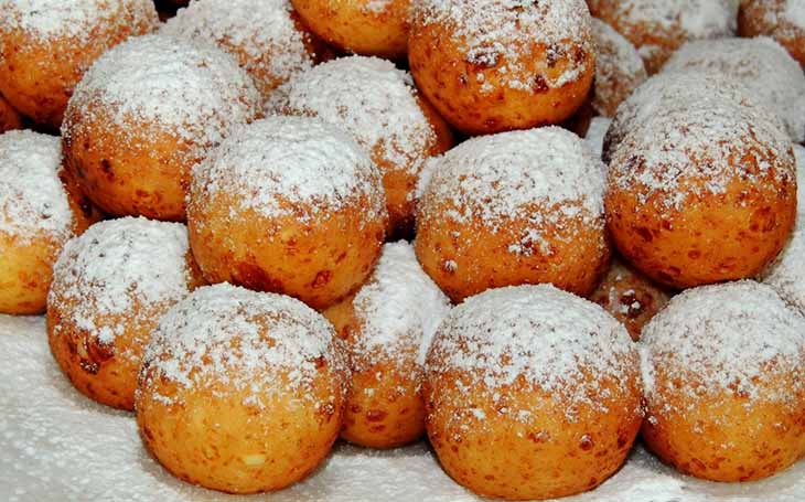 Аппетитные пончики в сахарной пудре – готовятся на удивление легко!