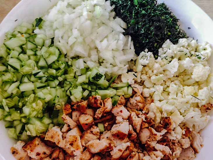 Обязательно запиши этот рецепт низкокалорийного салата из цветной капусты. После него не хочется кушать половину дня!