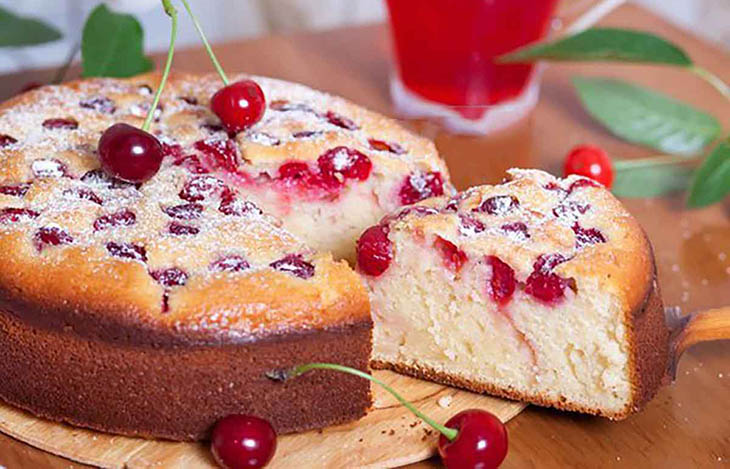 Рецепт нежного и сочного вишнёвого пирога с секретом