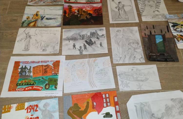Школьники и студенты Брянщины приняли участие в конкурсе рисунков о Сталинградской битве