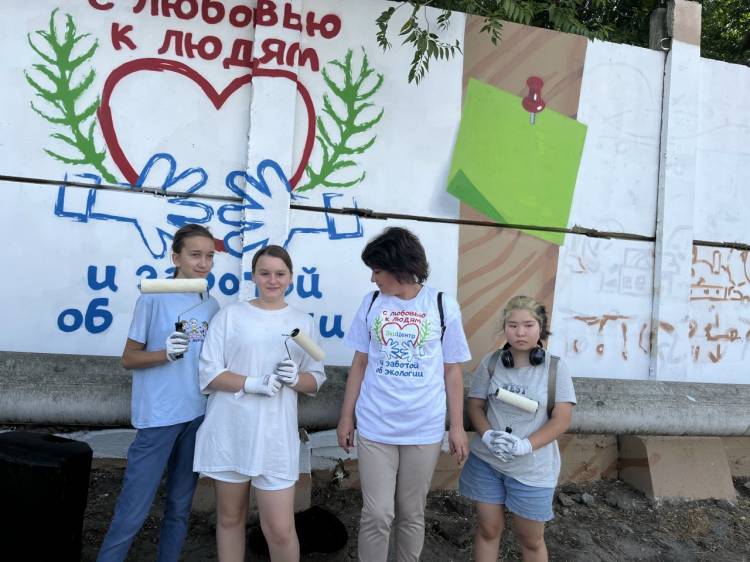 В Астрахани ограждение у здания Роспотребнадзора разрисовали экологичными граффити