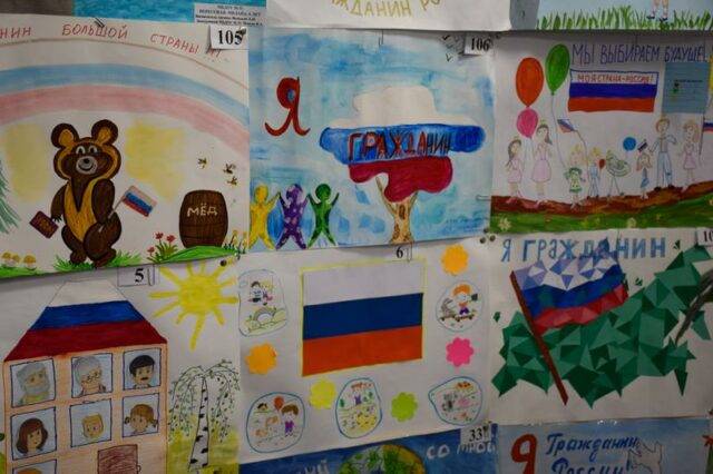 В День Конституции в Ялте открылась выставка детских рисунков «Я