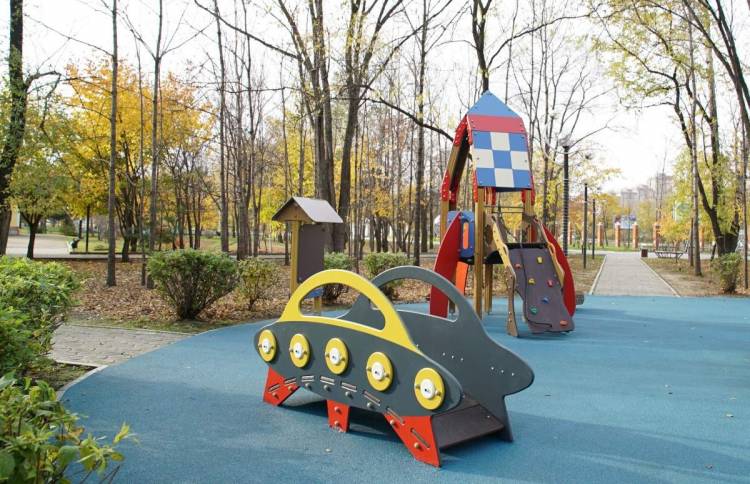 Космическую площадку для детей построили в хабаровском парке Гагарина