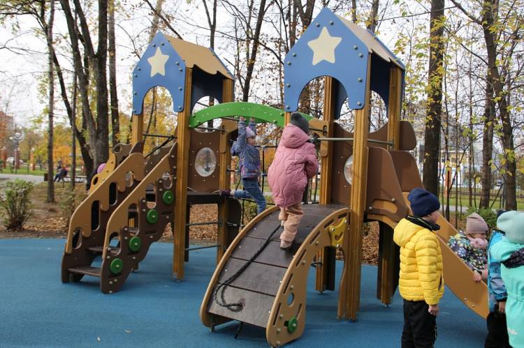 Космическую площадку для детей построили в хабаровском парке Гагарина