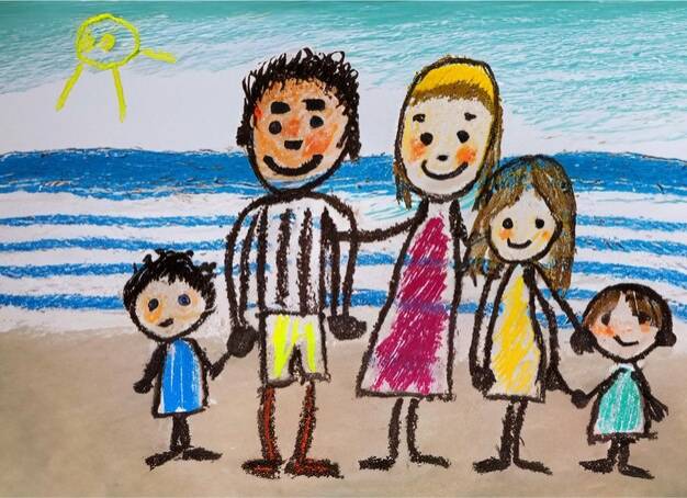 Красочный детский рисунок семьи на пляже летом