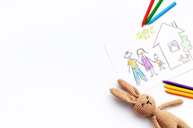 Детский рисунок счастливой семьи цветными карандашами