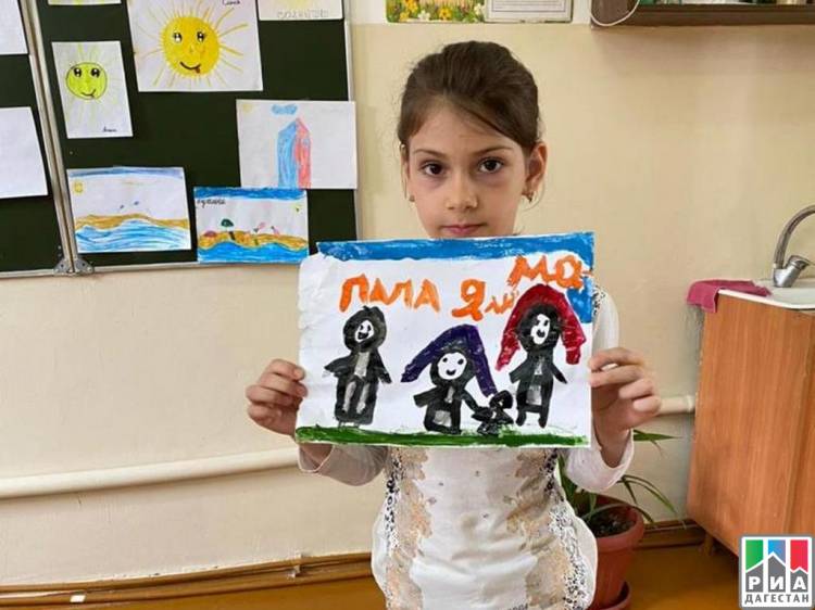 Единороссы провели в Махачкале конкурс детских рисунков в День семьи, любви и верности