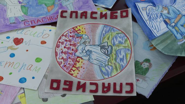 Белгородские дети выразили свои чувства к врачам через рисунки