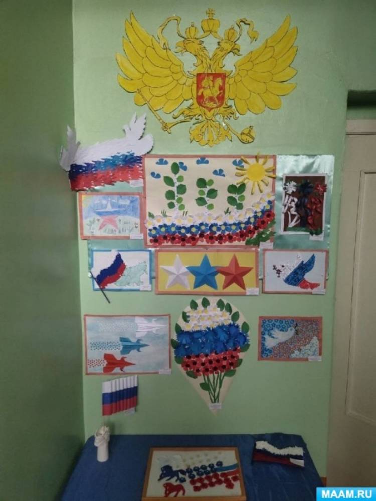 Фотоотчет о выставке детских рисунков ко Дню государственного флага России 