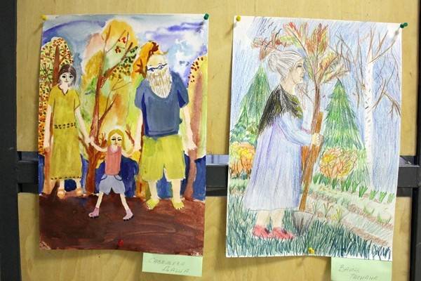 Выставка детских рисунков ко Дню пожилого человека