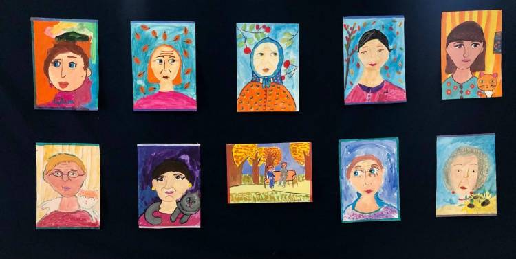 В Павловском Посаде ко Дню пожилого человека открылась выставка детских рисунков