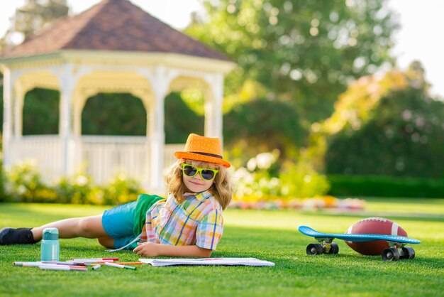 Летний отдых с детьми детский рисунок карандашом в летнем парке на открытом воздухе счастливый маленький k