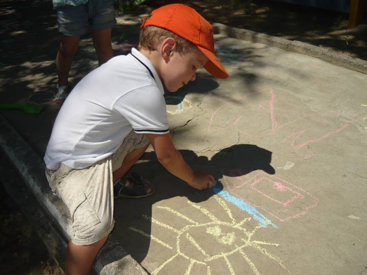 Фестиваль детского рисунка Краски лета на асфальте