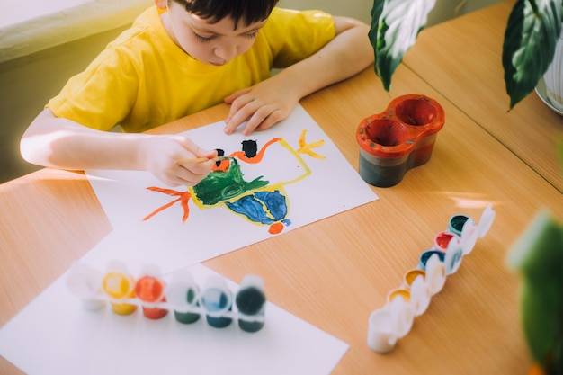 Мальчик рисует образ жизни детское хобби досуг дома детские рисунки психология детского рисунка