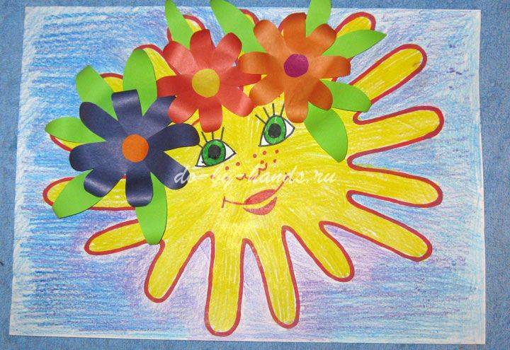 Детский рисунок Солнышко из ладошек с элементами аппликации