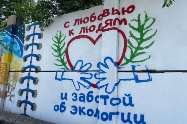В Астрахани рисунки талантливых детей появились на фасаде здания
