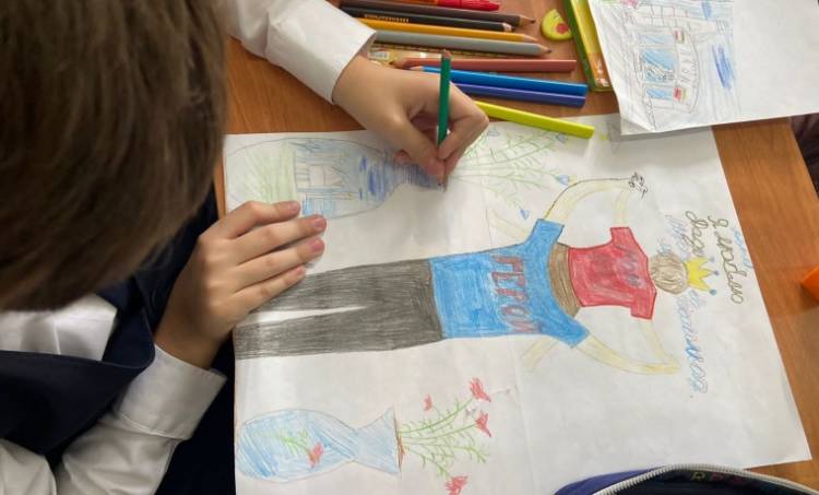 Единая Россия» организовала ко Дню отца конкурс рисунков среди школьников