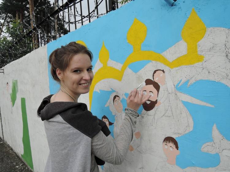 Лучшие детские рисунки превращаются в граффити на бетонных стенах в районе Сортировки