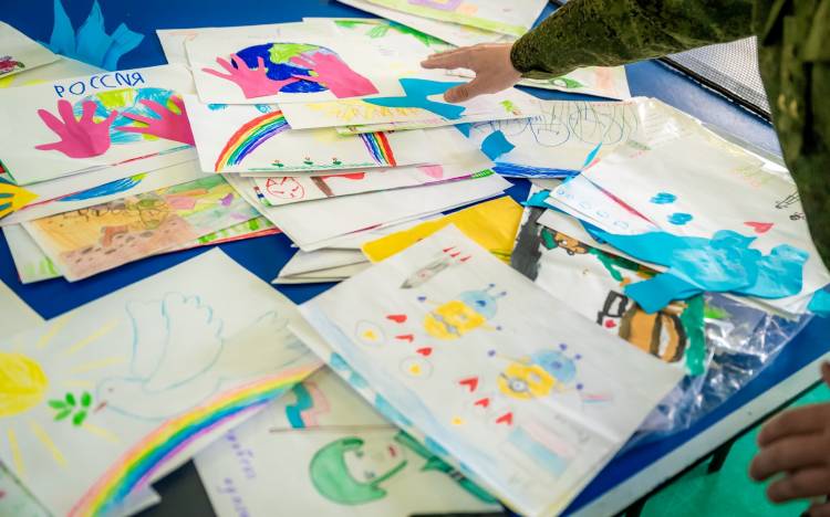 Мобилизованные превратили в обереги письма и рисунки детей из Челябинска