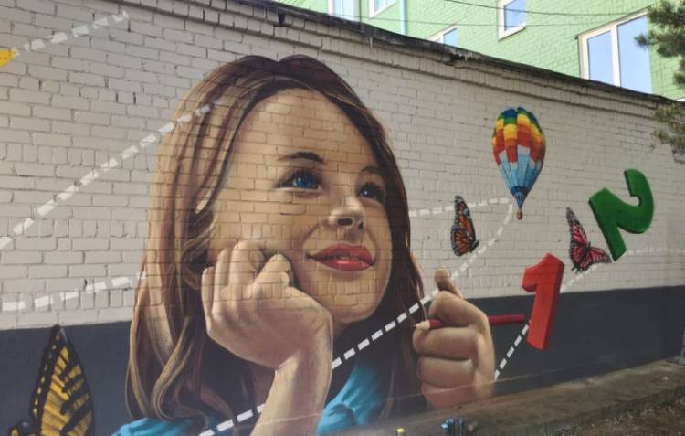 Художник подарил граффити челябинской школе-интернату для особенных детей