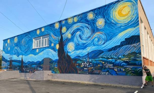 В Челябинской области на стене школы нарисовали репродукцию картины Ван Гога