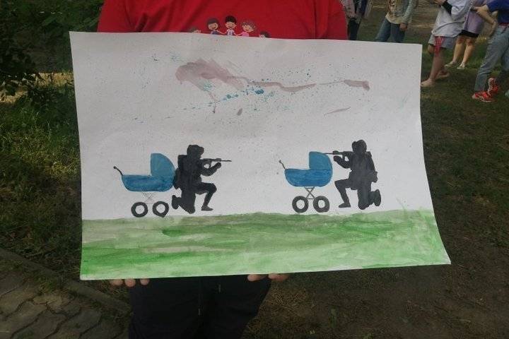 В Курске в лагере Терешковой дети подготовили для российских военных рисунки и письма