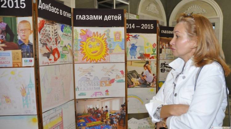 В севастопольском Доме офицеров ЧФ показали рисунки детей Донбасса о войне