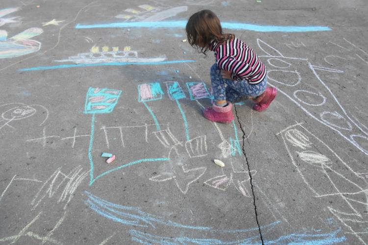 Ура! Впереди лето!» Конкурс детских рисунков на асфальте прошёл в Хирино