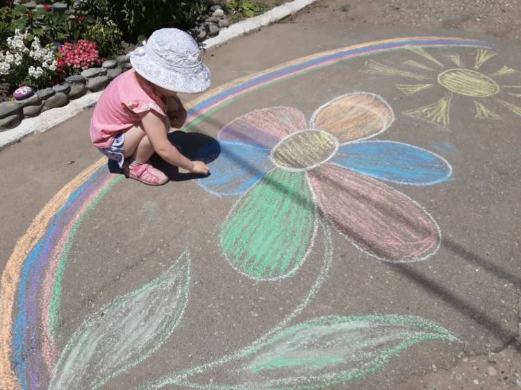 Воспитанники детских садов города Ртищево приняли участие в конкурсе рисунков на асфальте, приуроченного ко Дню защиты детей