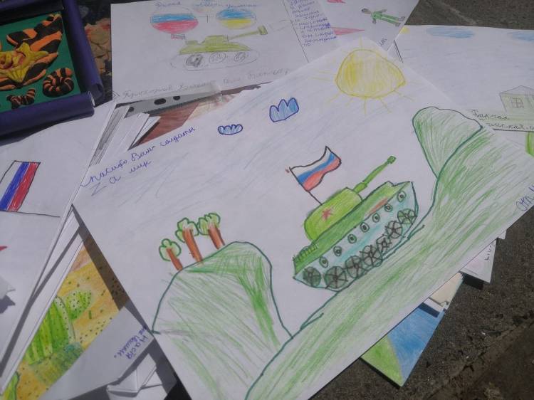 Воспитанники детских спортшкол Луганска передали солдатам на передовую письма и рисунки