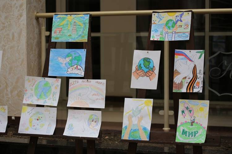 В Грозном открылась выставка рисунков чеченских и луганских детей