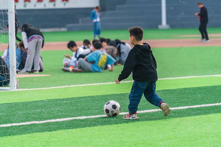 Детский день в дневное время Мальчики играют на футбольном стадионе Фотографии Фон И картинка для бесплатной загрузки