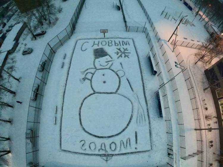 В Благовещенске школьники нарисовали огромного снеговика на стадионе