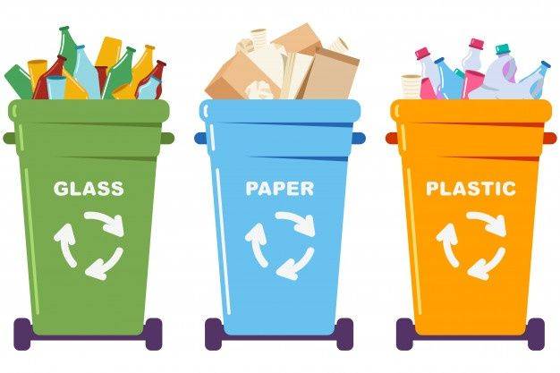 Сортировка мусора в мусорных баках с бумагой, пластиком и стеклом