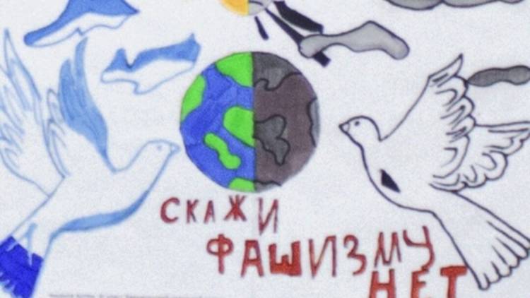 В Красноярске пикетчика задержали за детский рисунок Скажи фашизму нет
