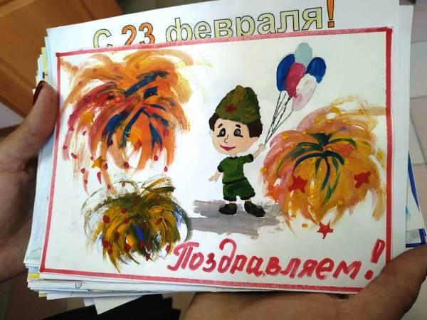 Минусинские партийцы на День защитника Отечества подарили детские рисунки ветеранам